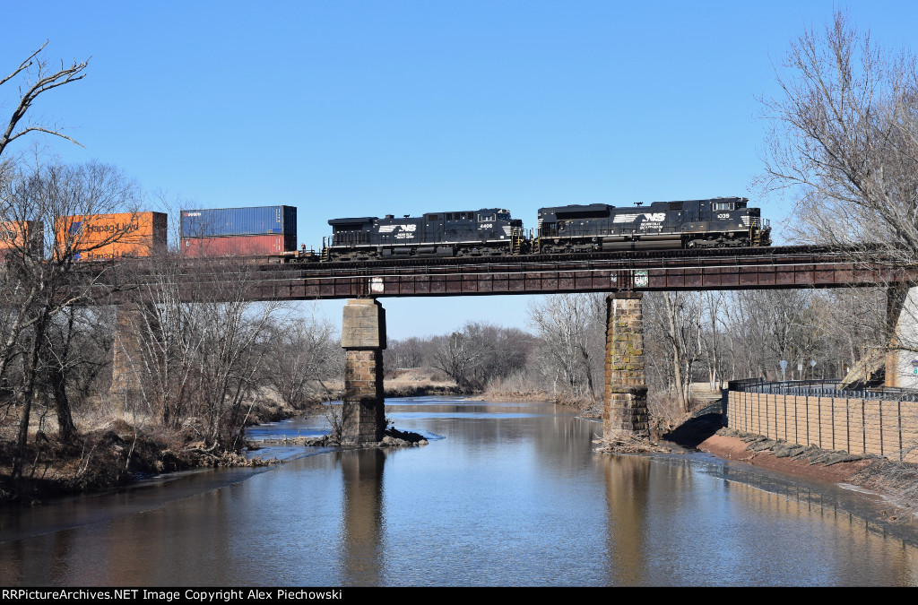 NS 1039, 4406 stack train 268